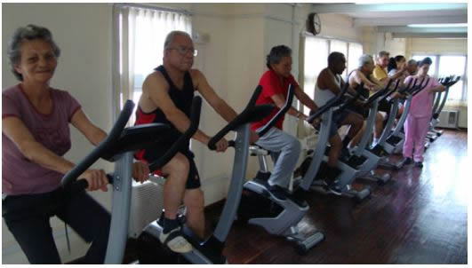 Sesión de ejercicios físicos en pacientes infartados supervisados por